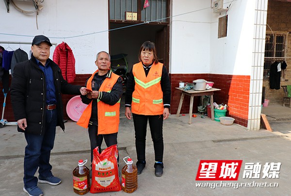 關愛困難職工 元旦佳節獻真情~1.jpg